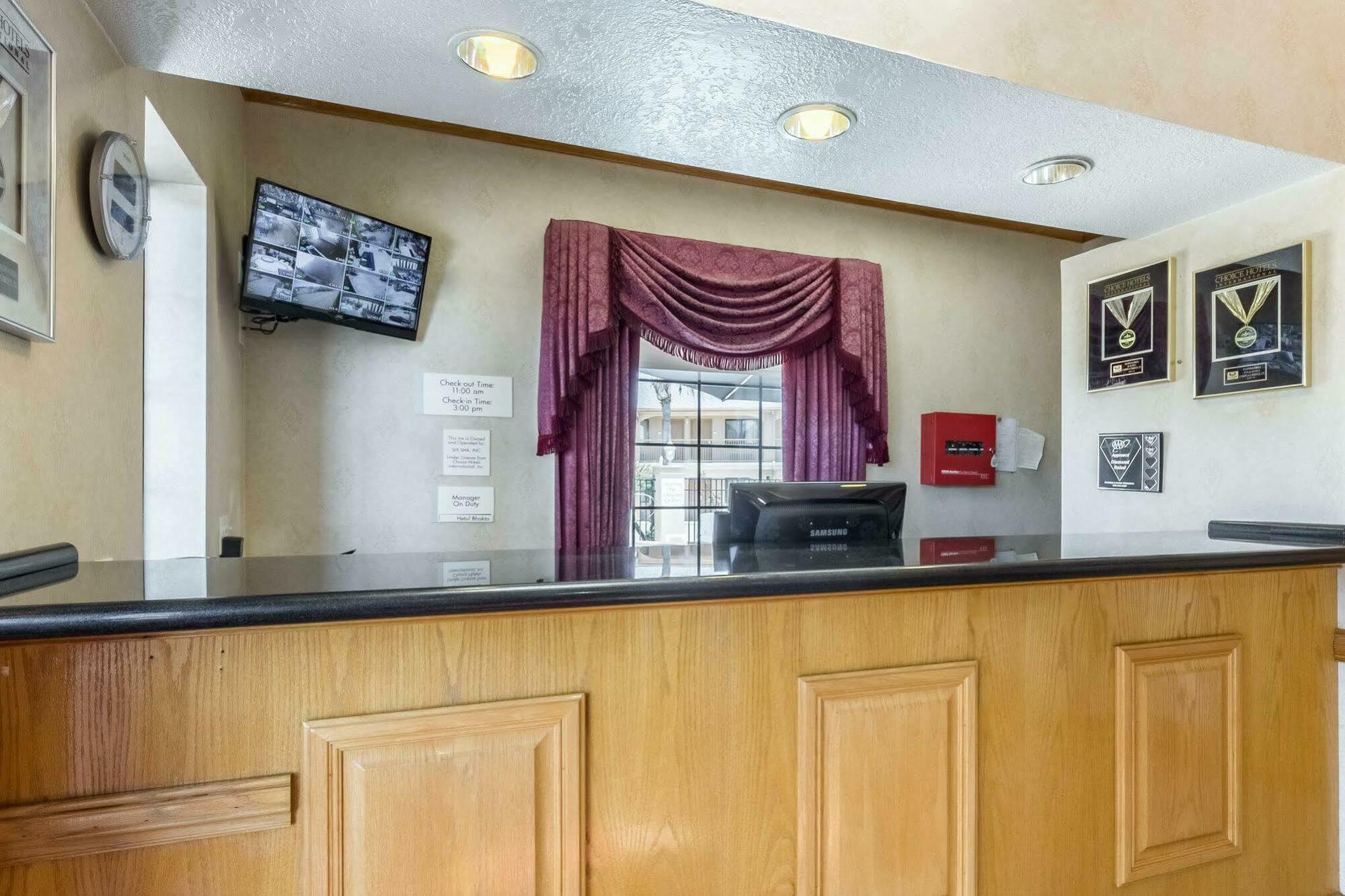 Hotel Econo &