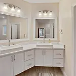 Luxurious Coastal Retreat Brand New 4Br Home With Fast Wifi, 15 Min To Beach!