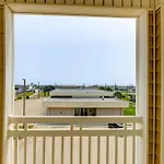 Corpus Christi Condo With Community Pool, Near Beach
