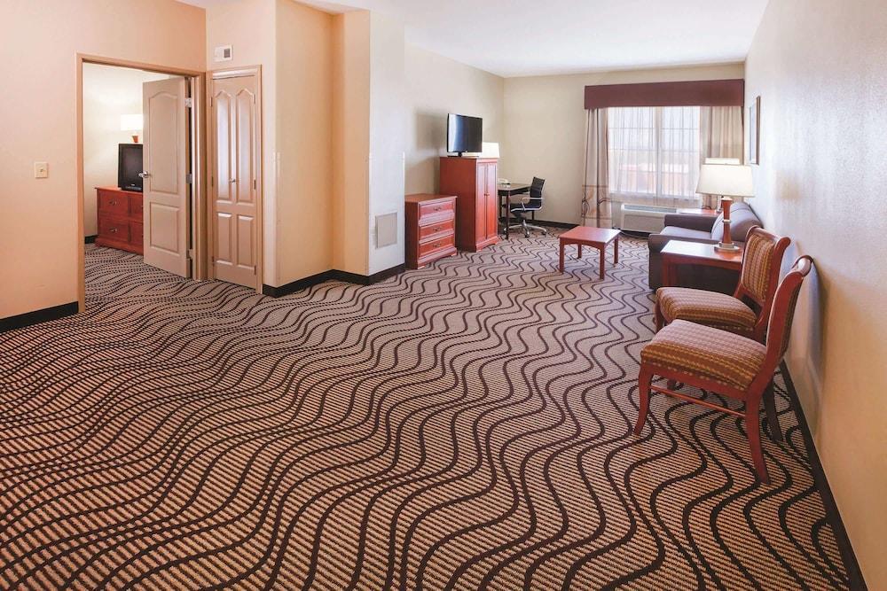 La Quinta By Wyndham Airport Hotel