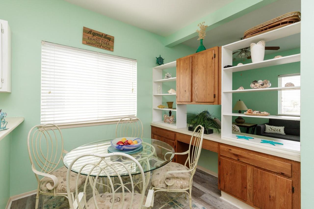 Beachside Condo: Padre Island Retreat