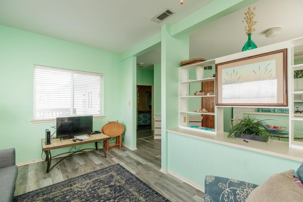 Beachside Condo: Padre Island Retreat Aparthotel Corpus Christi