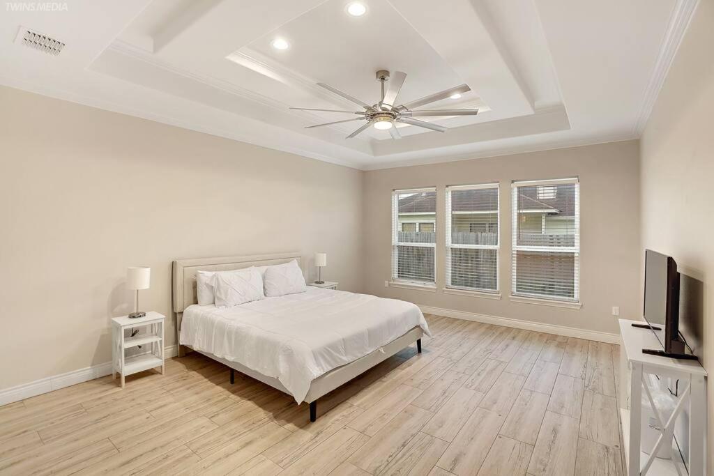Luxurious Coastal Retreat Brand New 4br With Fast Wifi, 15 Min To Beach! Holiday home Corpus Christi