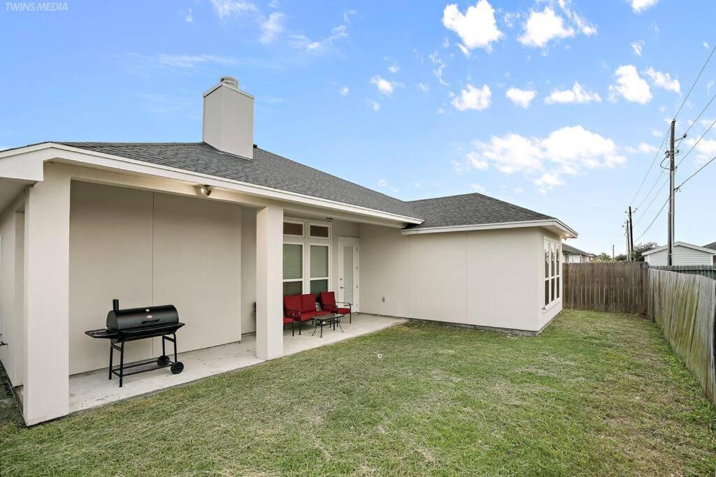 Luxurious Coastal Retreat Brand New 4br With Fast Wifi, 15 Min To Beach! Holiday home