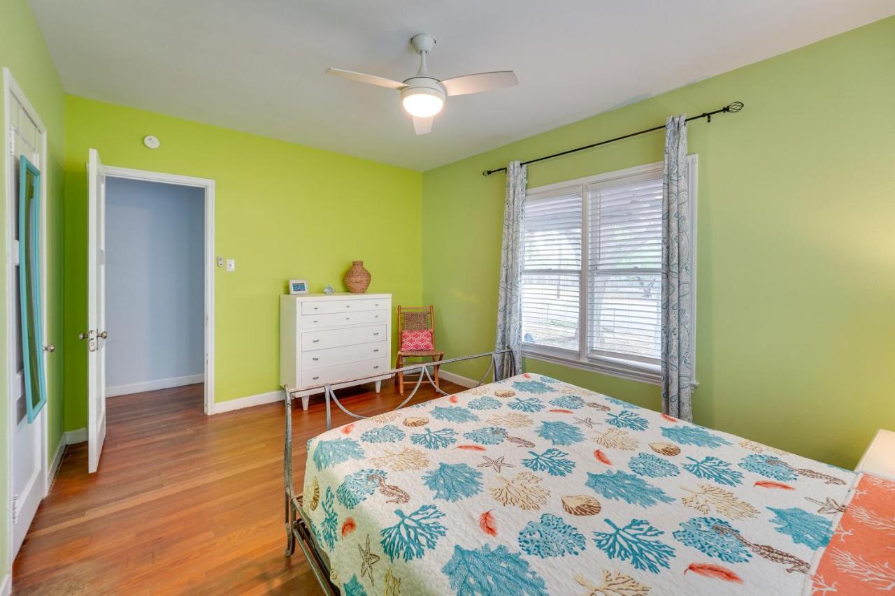 Vintage - 2 Blocks From Beach! Holiday home Corpus Christi