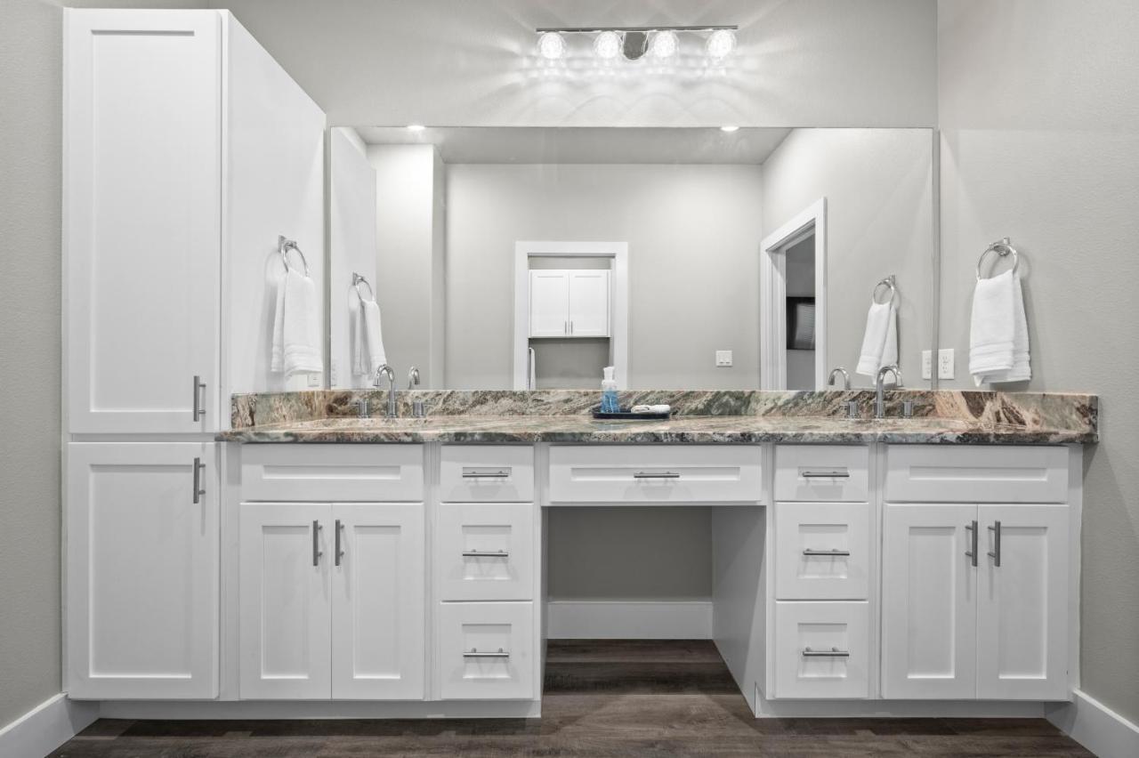 Beautiful New 3 Bedroom Townhouse W/ Private Pool *