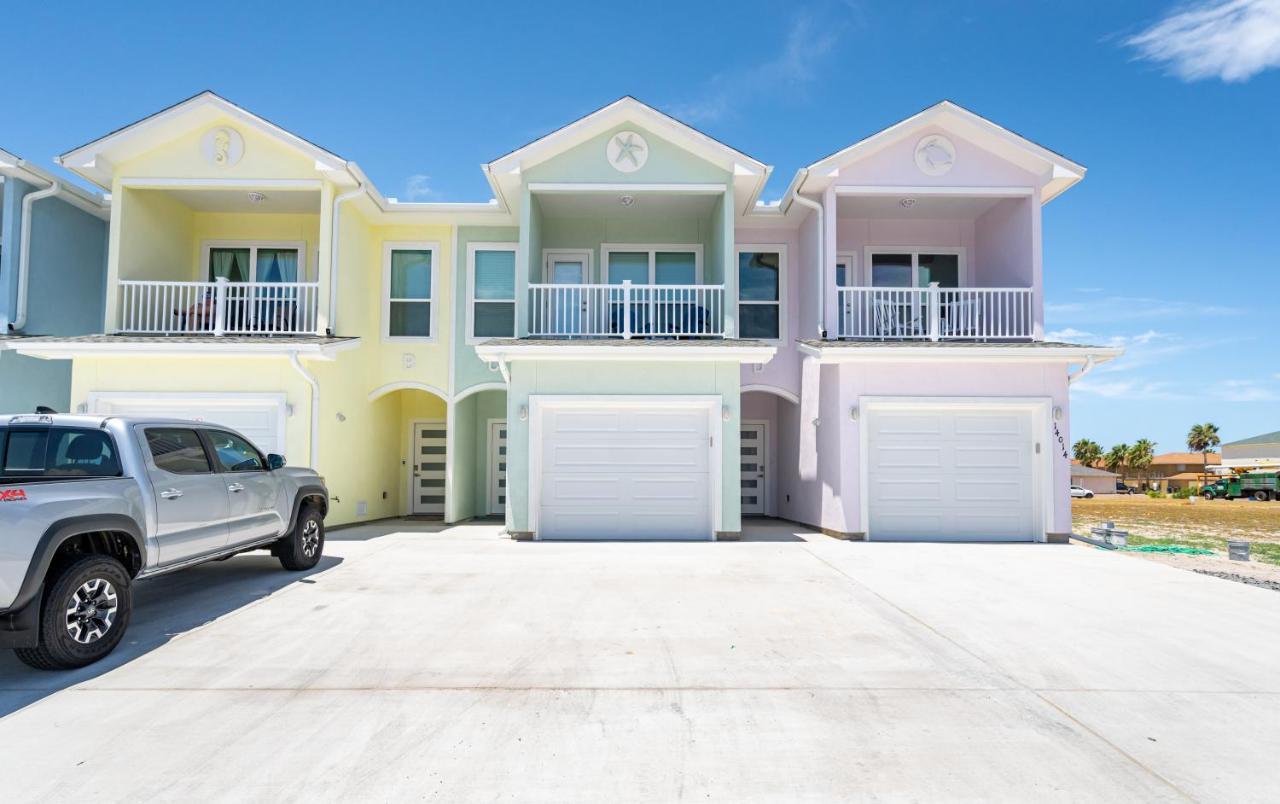 Beautiful New 3 Bedroom Townhouse W/ Private Pool Holiday home *