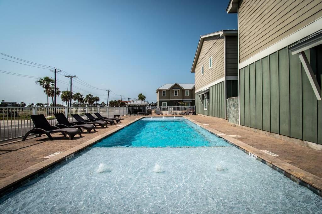 North Padre Island * 3br/3bath*5 Mins To Beach* *