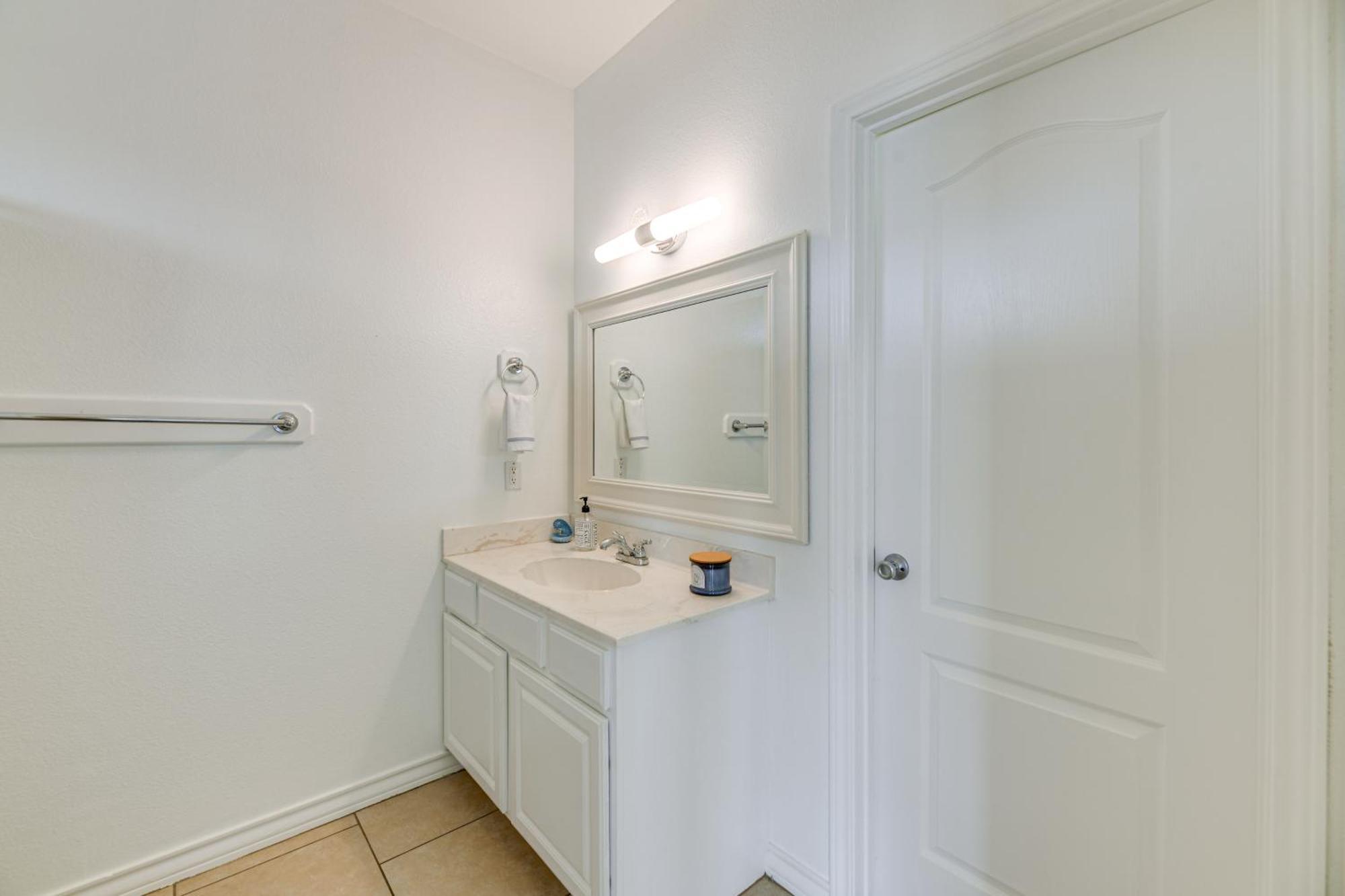 Apartment With Community Pool, Near Corpus Christi