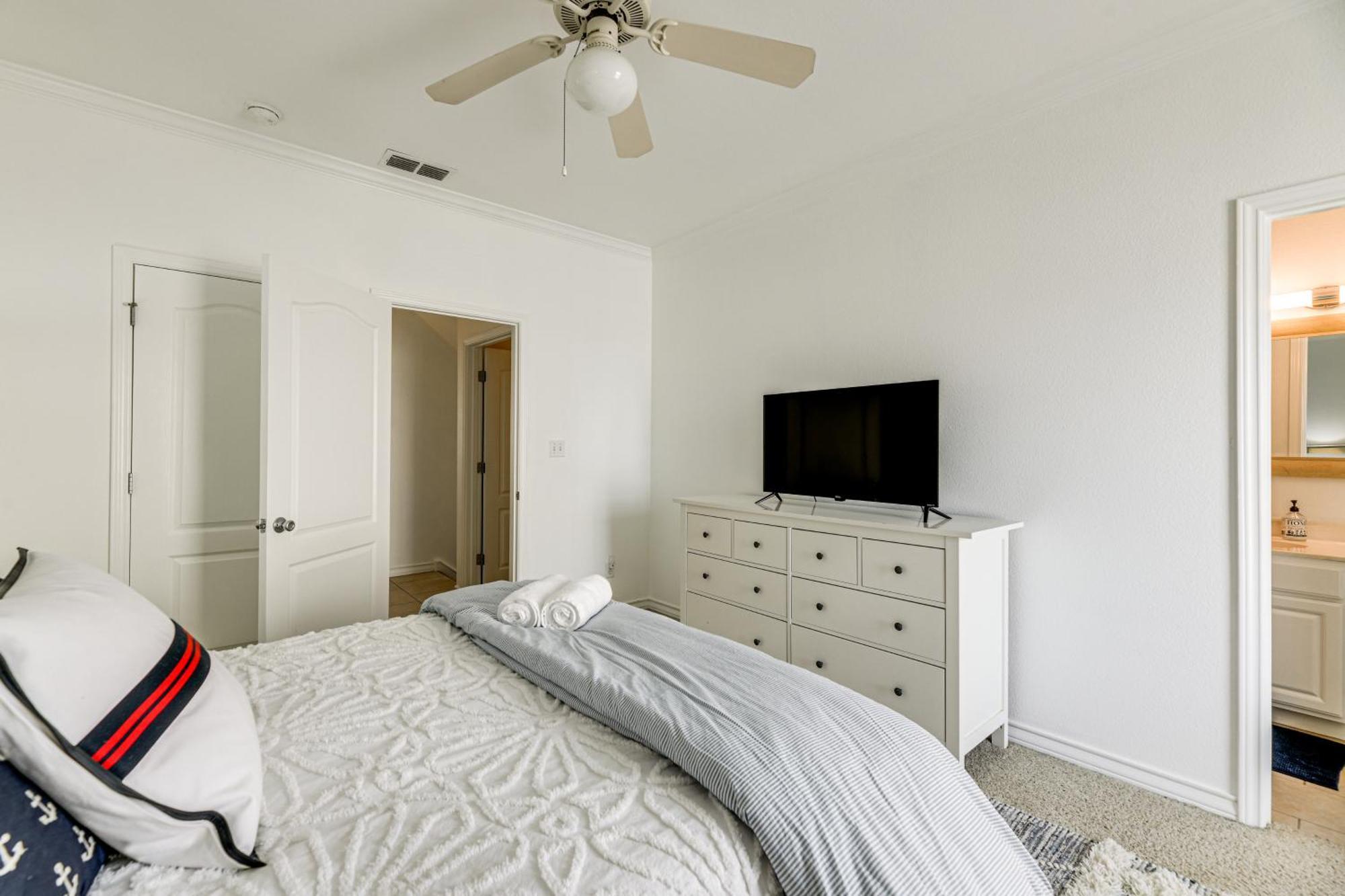 Apartment With Community Pool, Near
