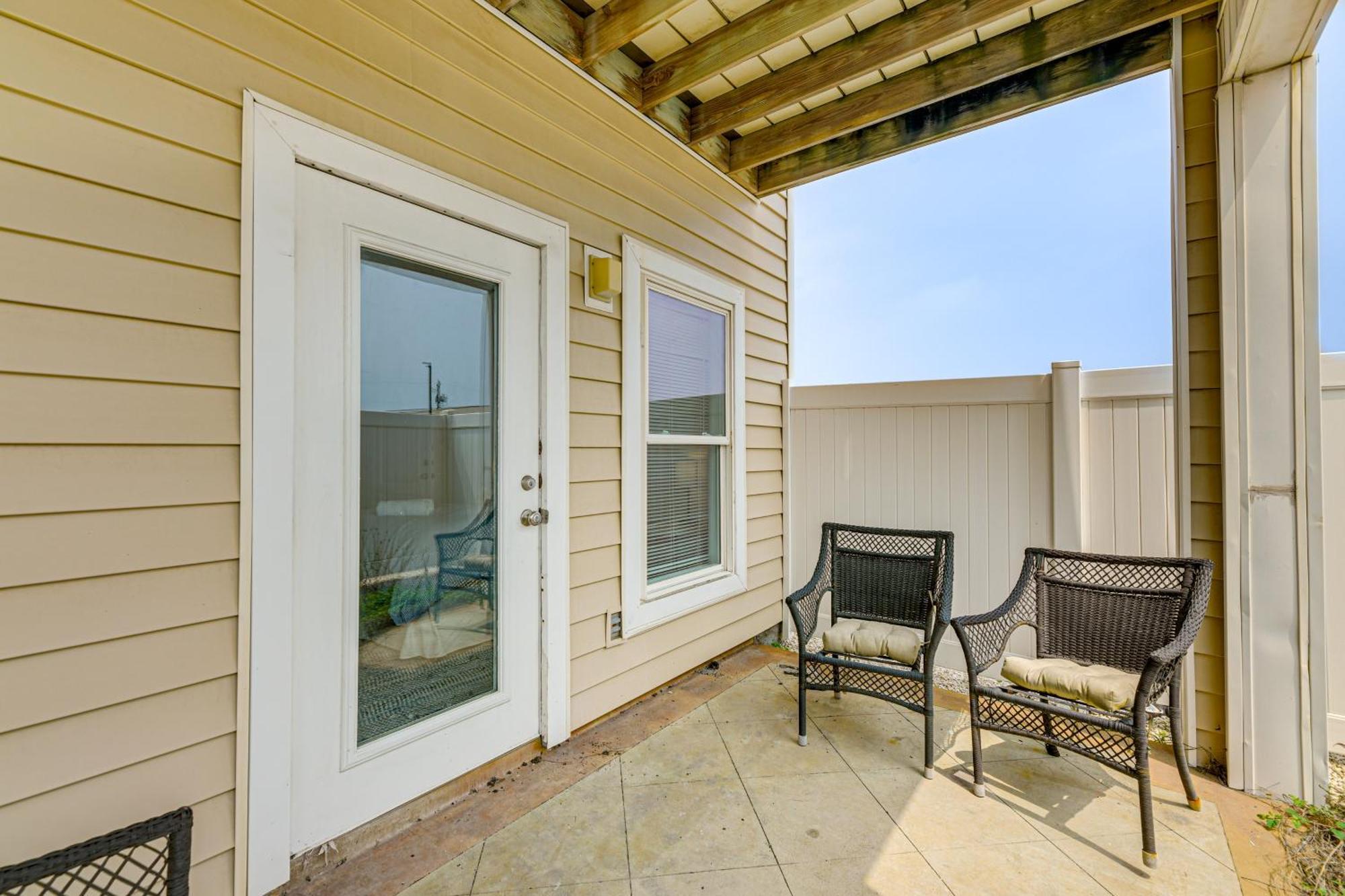 Apartment With Community Pool, Near Corpus Christi