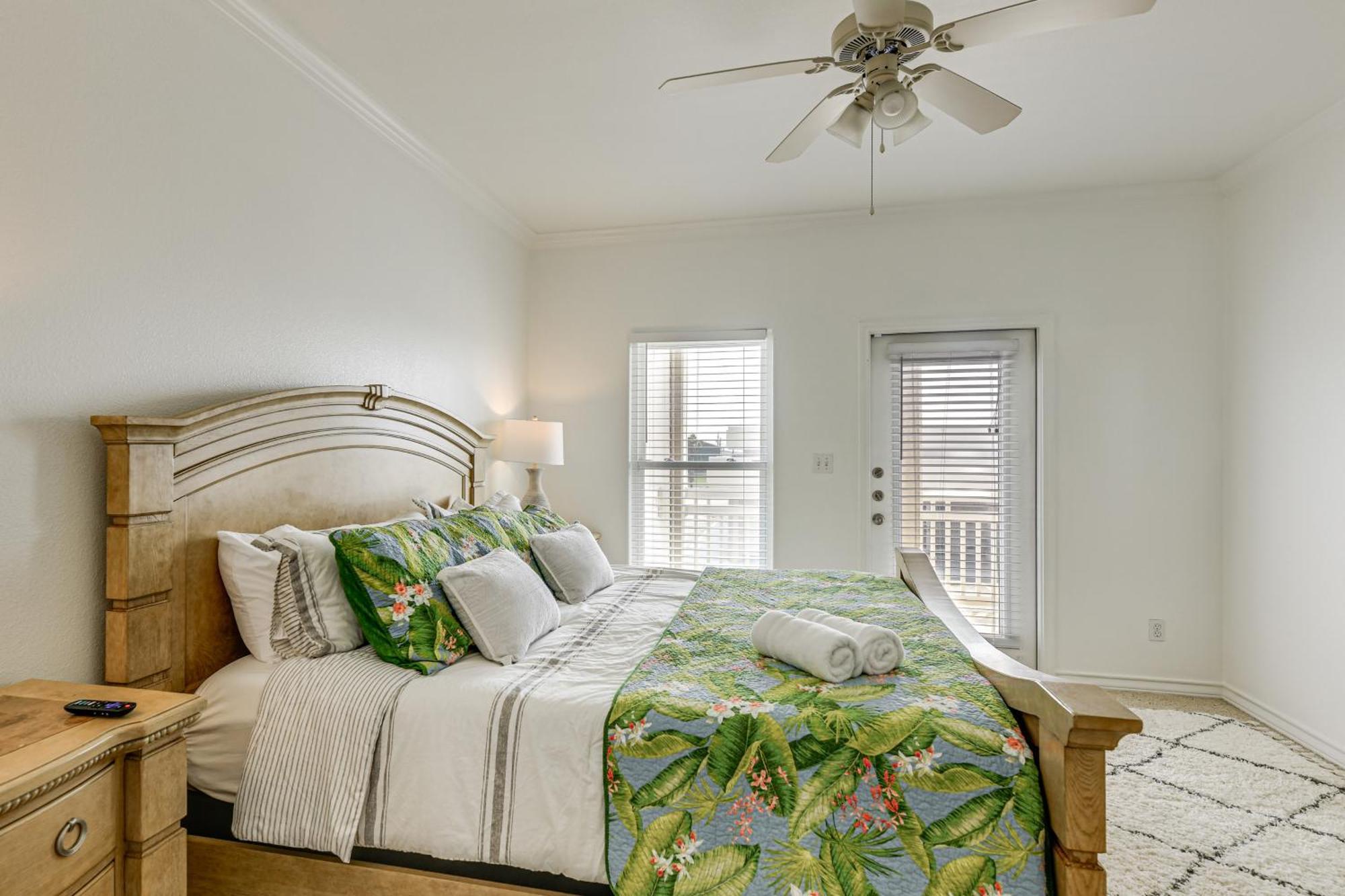 Apartment With Community Pool, Near