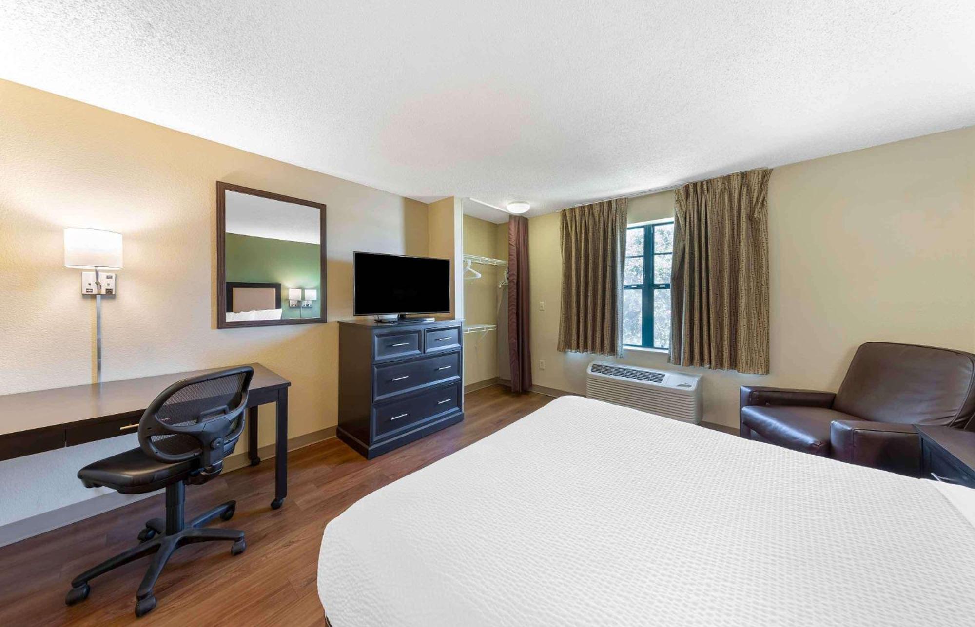 Hotel Extended America - - Staples