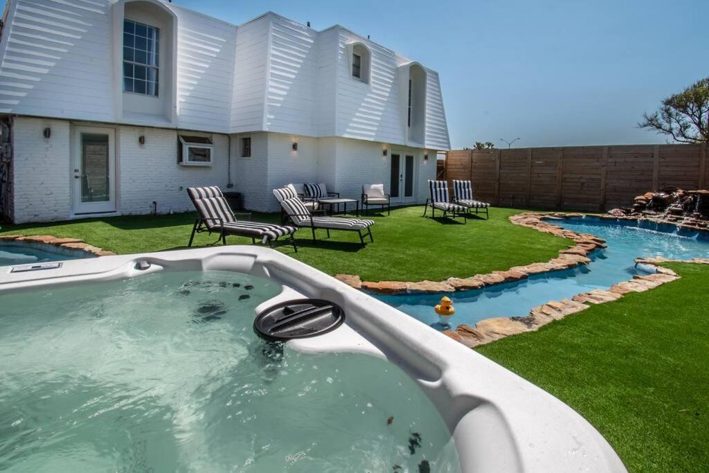 Holiday home Oceanfront Retreat 2 Homes For 29-guests *