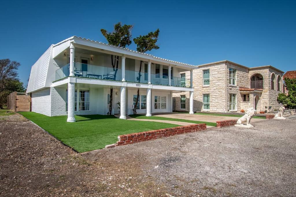 Oceanfront Retreat 2 Homes For 29-guests Holiday home
