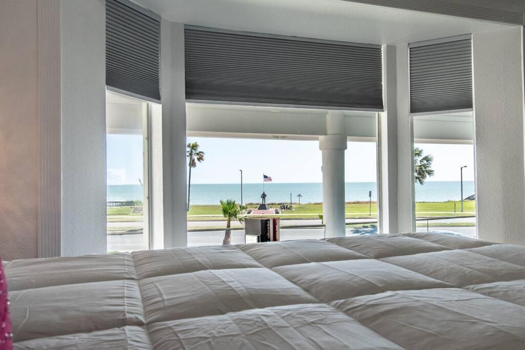 Oceanfront Retreat 2 Homes For 29-guests Holiday home Corpus Christi