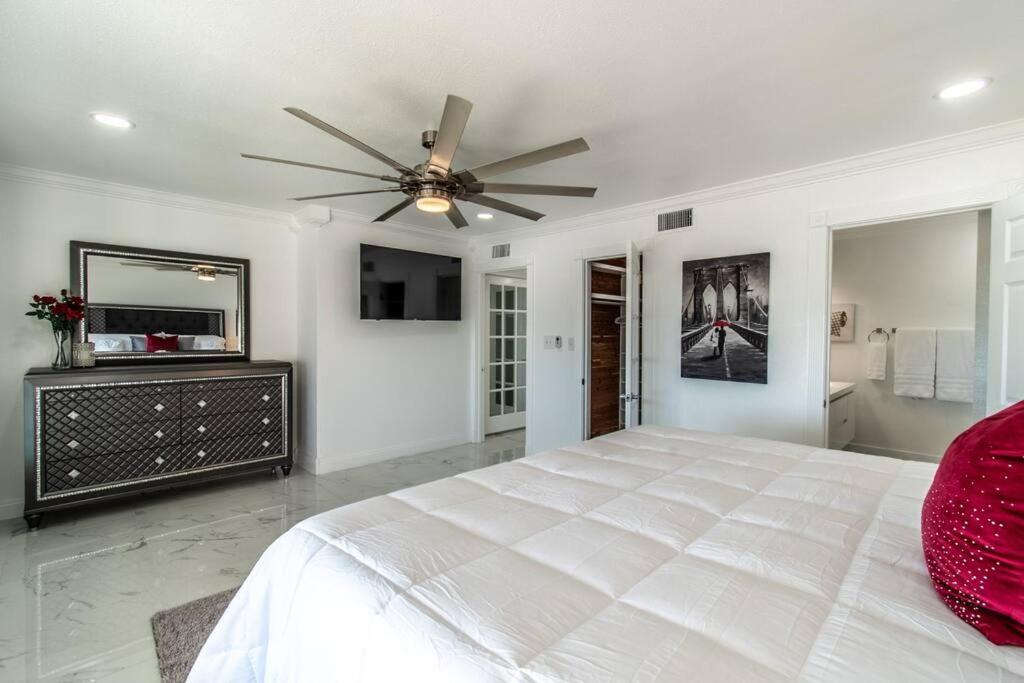 Oceanfront Retreat 2 Homes For 29-guests Holiday home