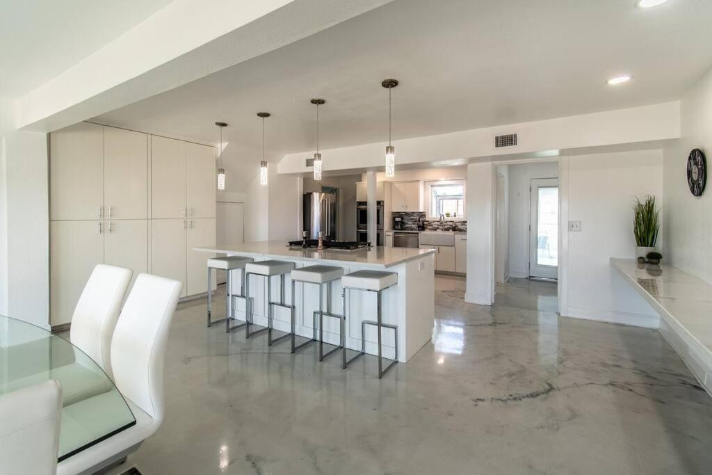 Oceanfront Retreat 2 Homes For 29-guests Holiday home *
