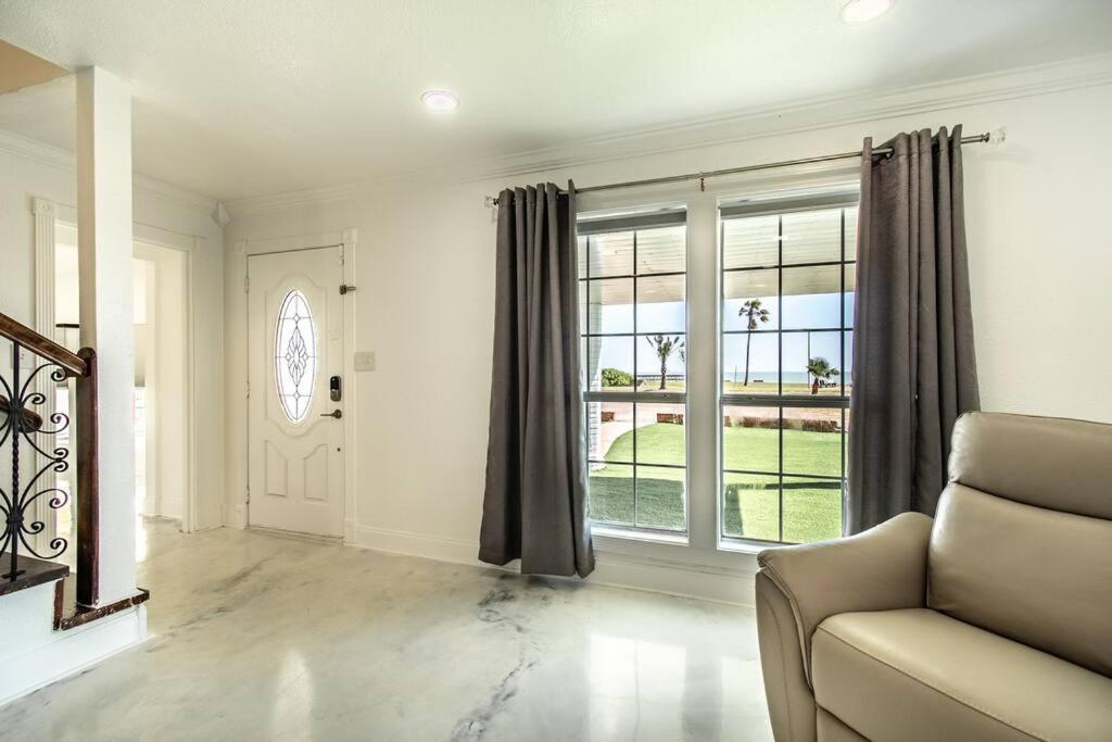 Oceanfront Retreat 2 Homes For 29-guests Holiday home Corpus Christi