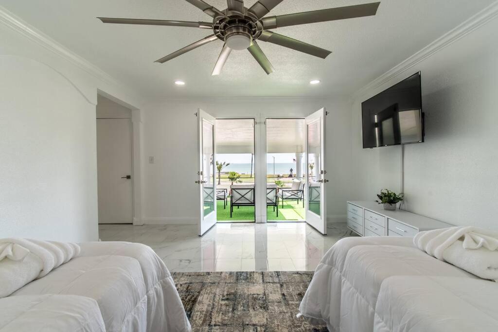 Oceanfront Retreat 2 Homes For 29-guests * Corpus Christi