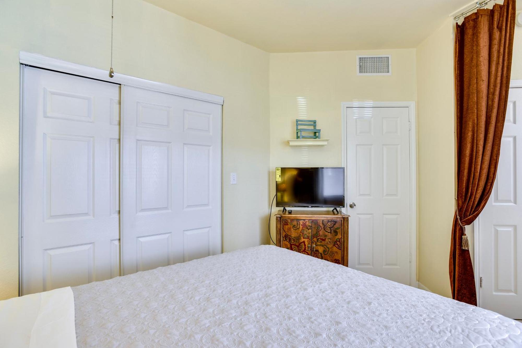 Padre Island With Pool Access - Walk To Beach! *