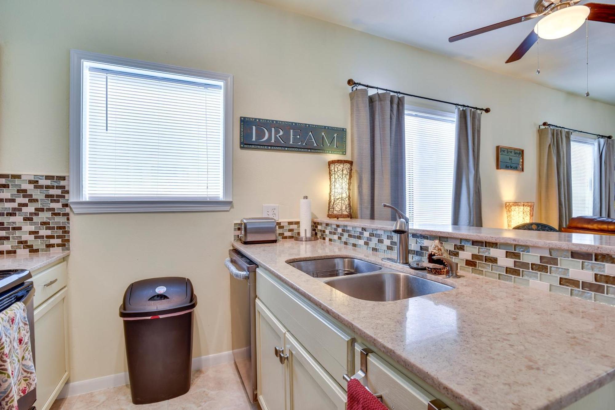 Padre Island With Pool Access - Walk To Beach!