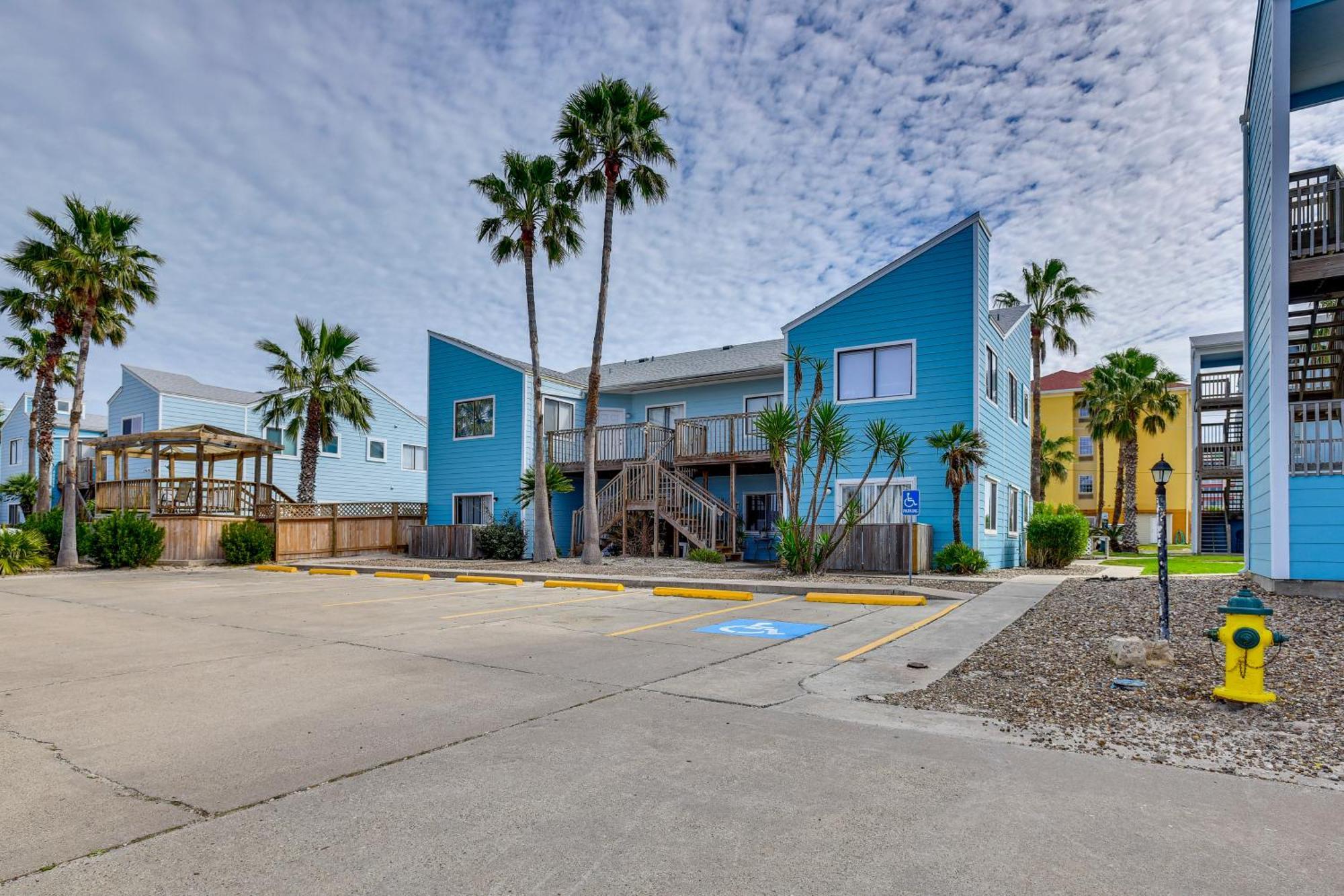 Padre Island With Pool Access - Walk To Beach! Apartment
