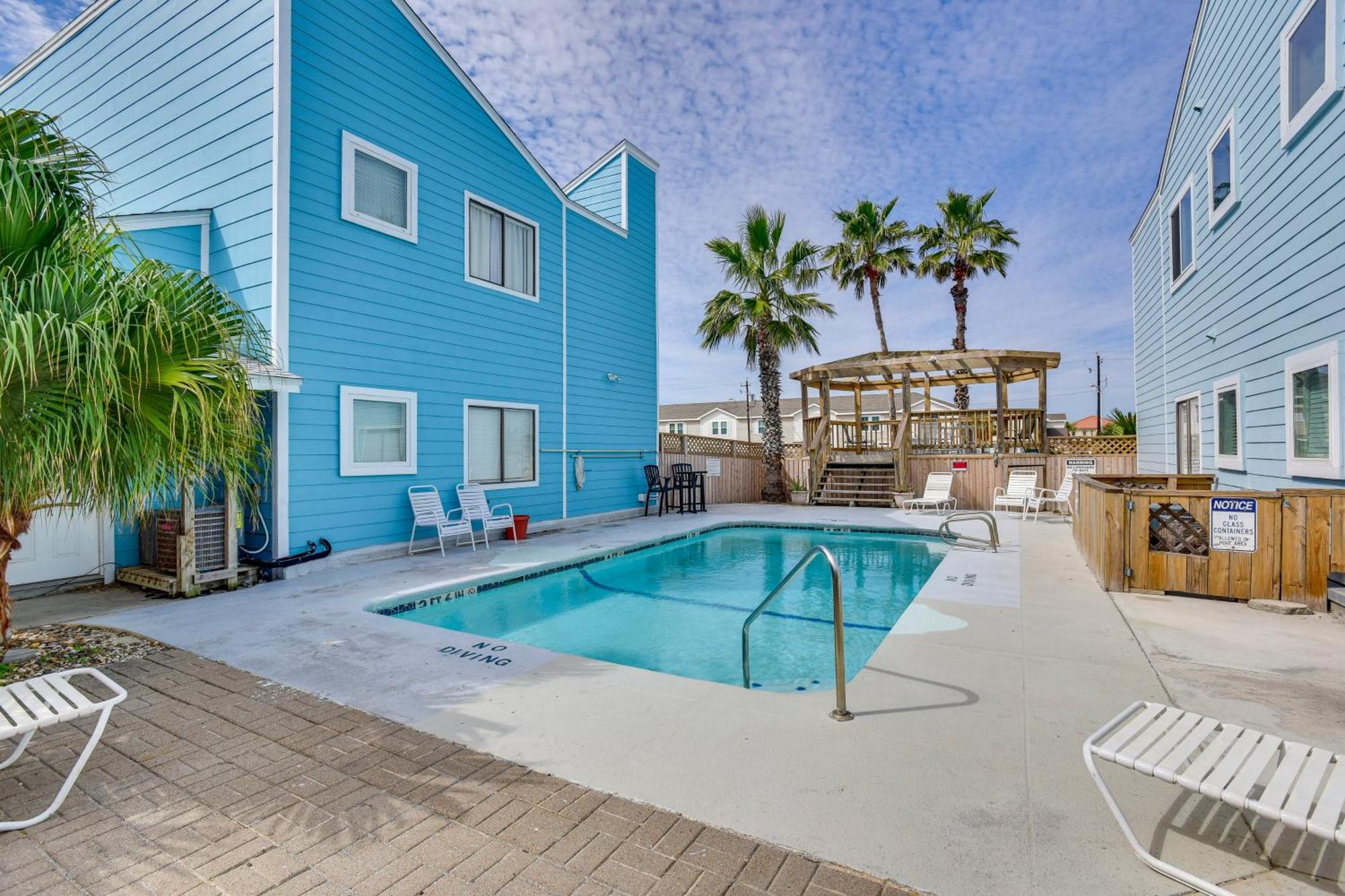 Apartment Padre Island With Pool Access - Walk To Beach!