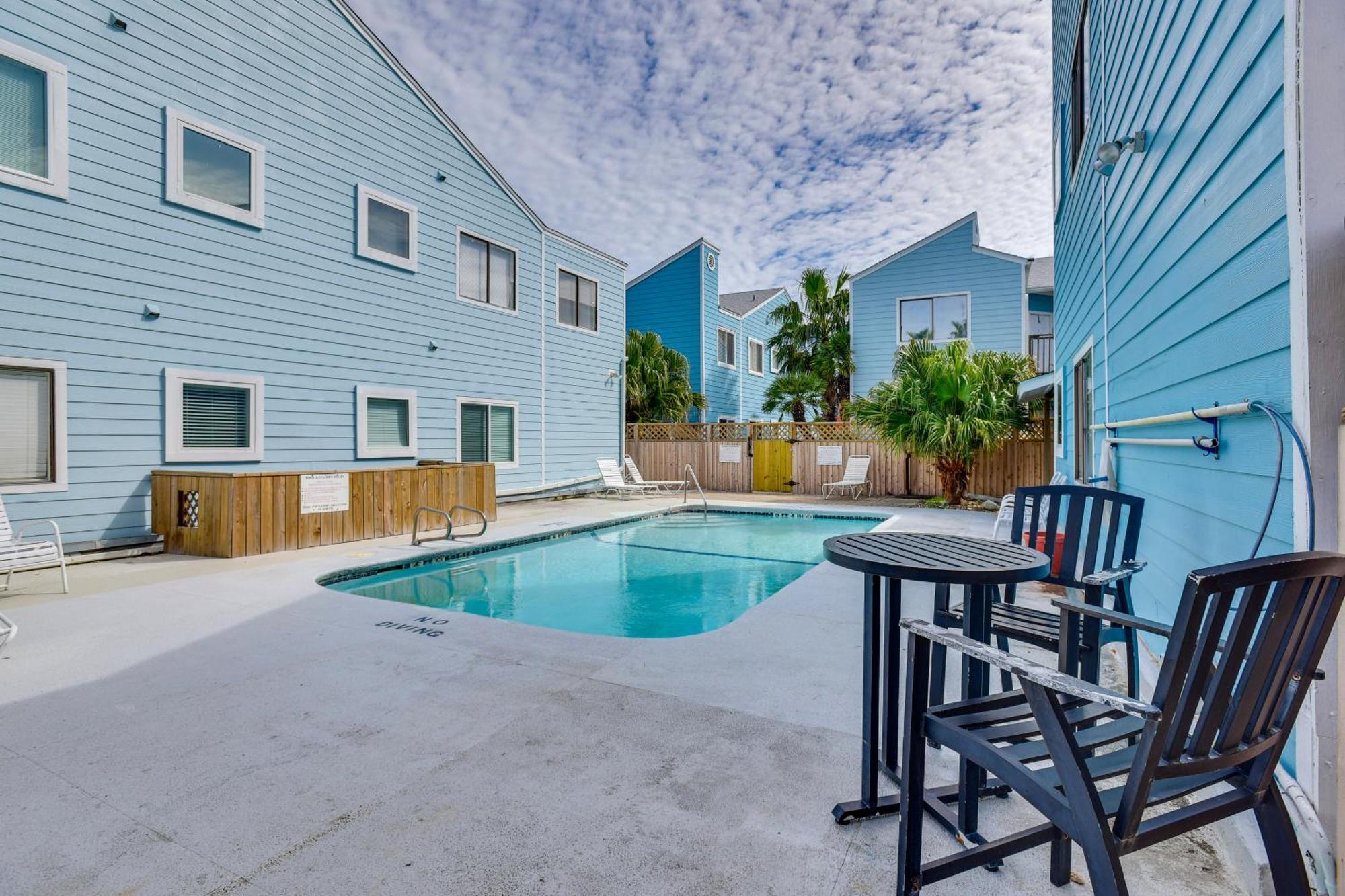 Padre Island With Pool Access - Walk To Beach! Corpus Christi