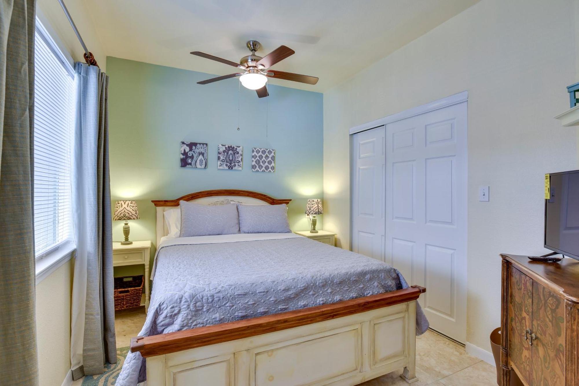 Padre Island With Pool Access - Walk To Beach! *