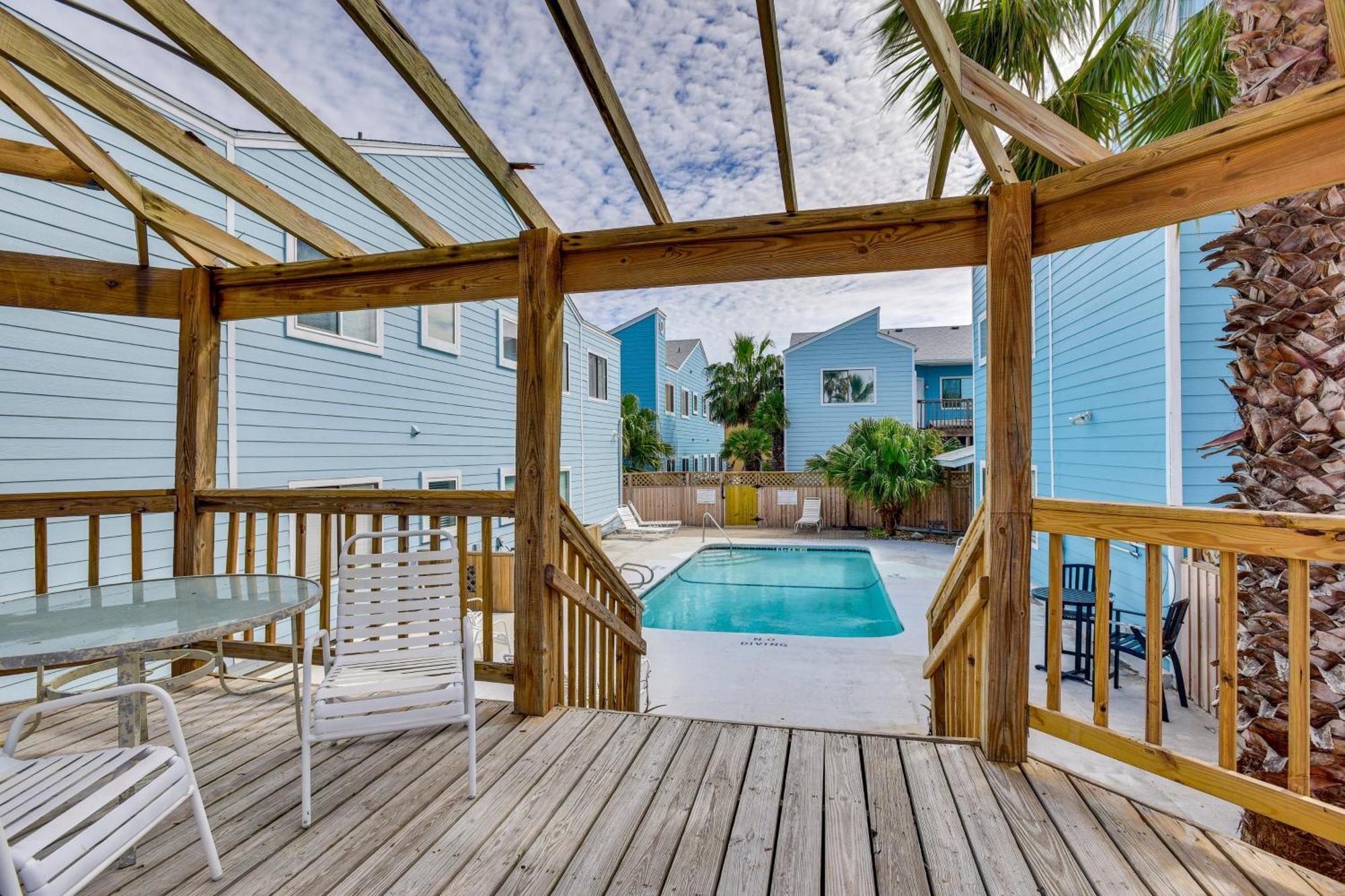 Padre Island With Pool Access - Walk To Beach! Corpus Christi