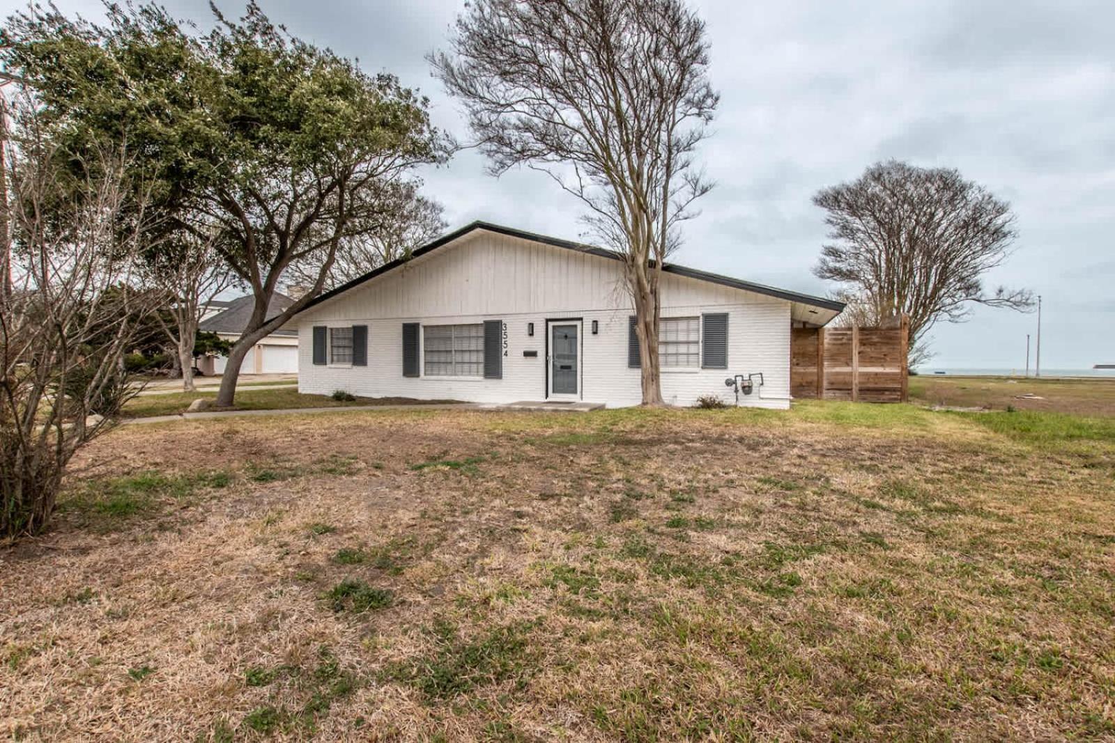 Oceanfront Retreat 2 Homes For 29-guests Holiday home