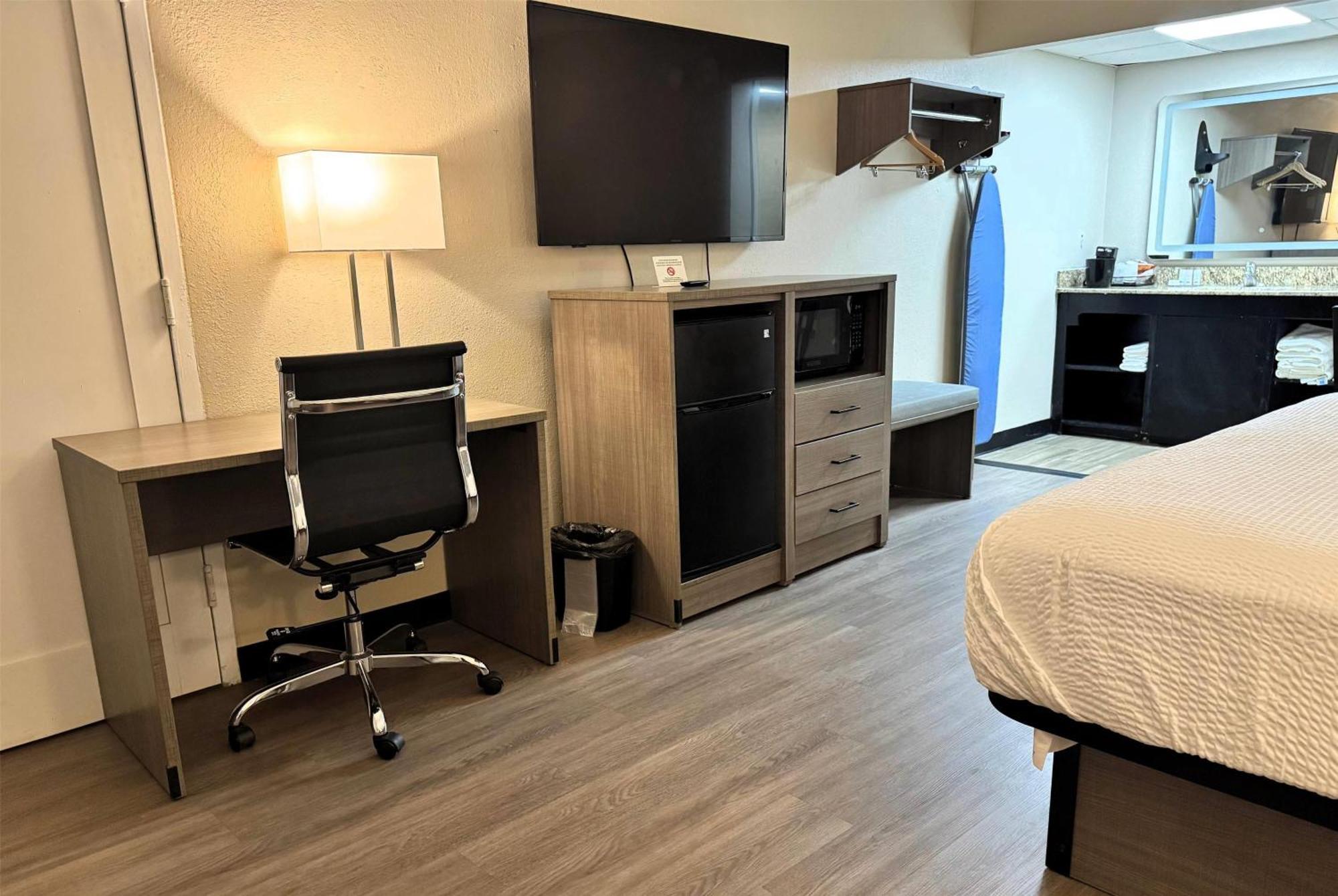 Baymont By Wyndham Airport Inn