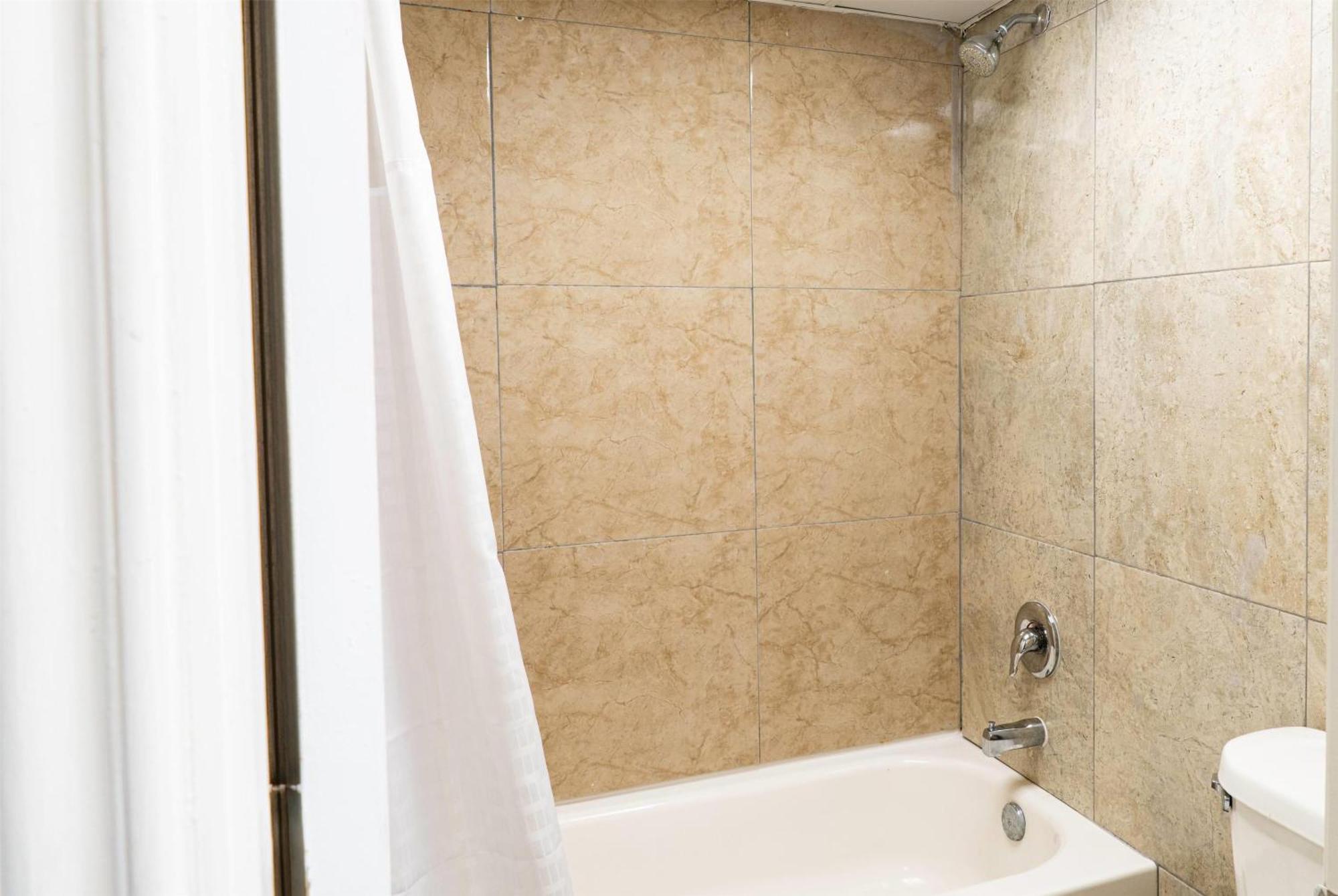 Inn Baymont By Wyndham Airport 2*