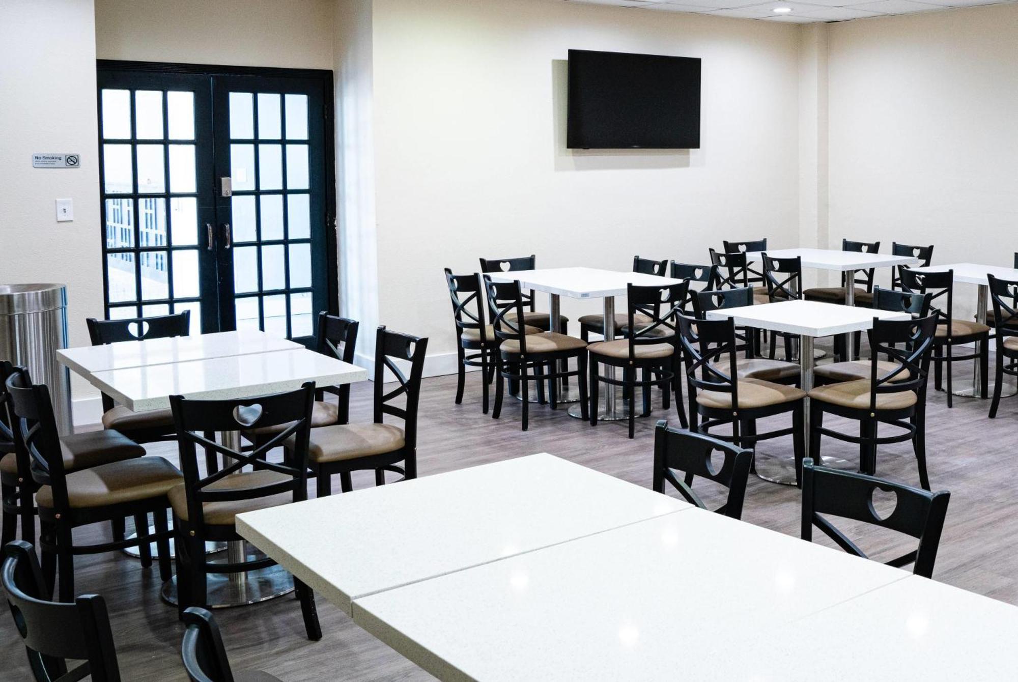 Baymont By Wyndham Airport Inn