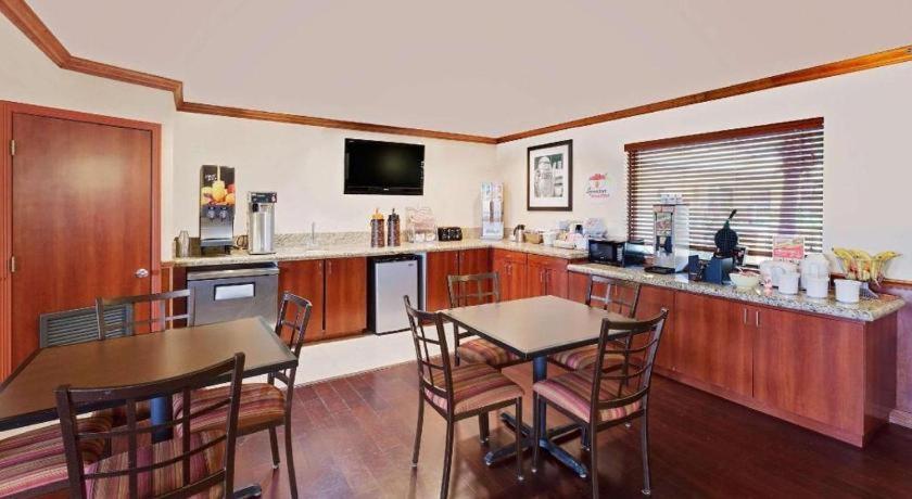 Super 8 By Wyndham Northwest 2*