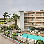 Beachfront Corpus Christi Condo With Deck And Views!