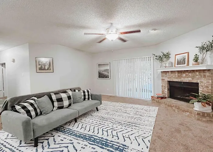 Spacious Family Value Retreat With Pool & Garage