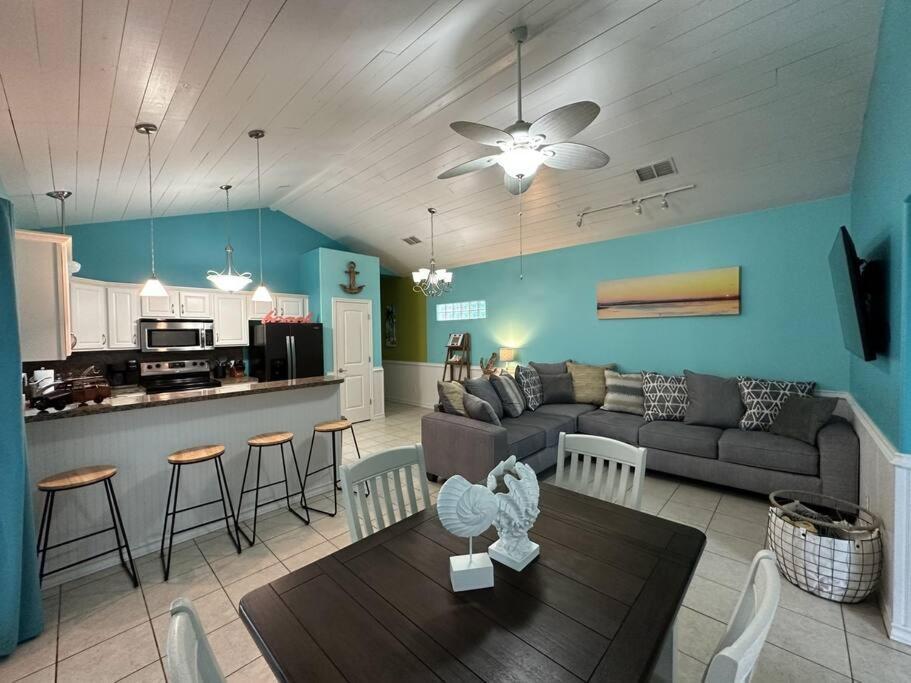 Barefoot - Pet Friendly- 2 Bdrm Townhome * Corpus Christi