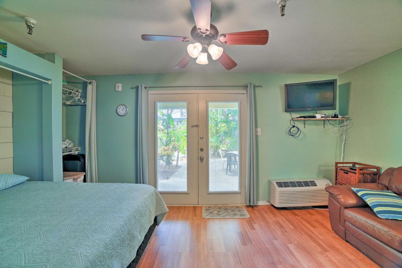 With Pool Walk To The Beach! Apartment